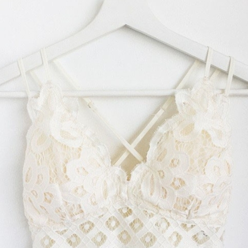Elegant Lace Women’s Intimate Sleepwear in Cream